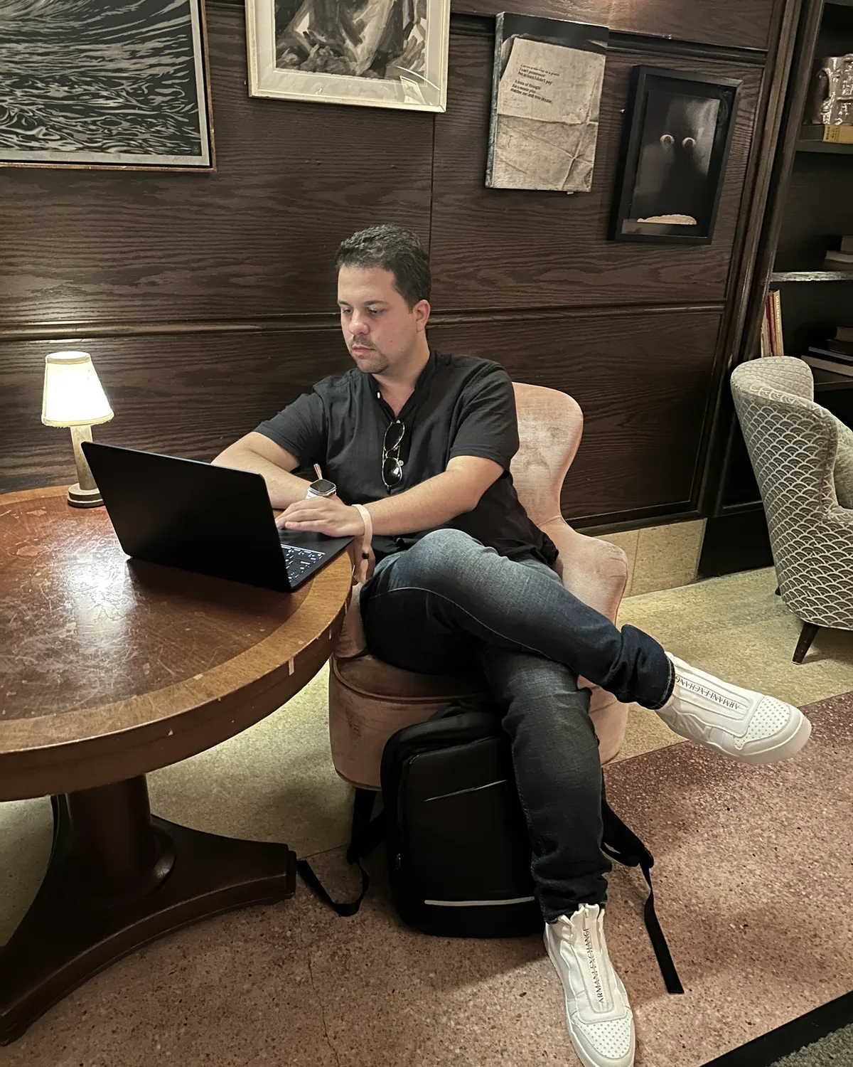 Juan Daniel Lomba trabajando en su portátil en un espacio de trabajo