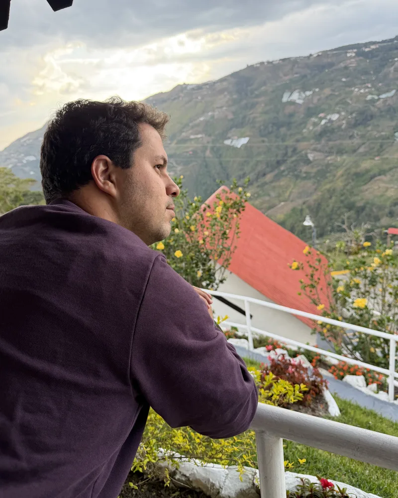 Juan Daniel Lomba en una pausa, en actitud reflexiva