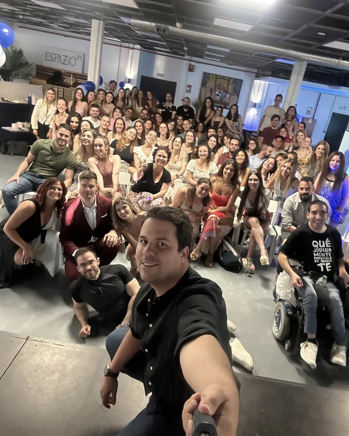 Juan Daniel Lomba con el público al final de uno de sus eventos