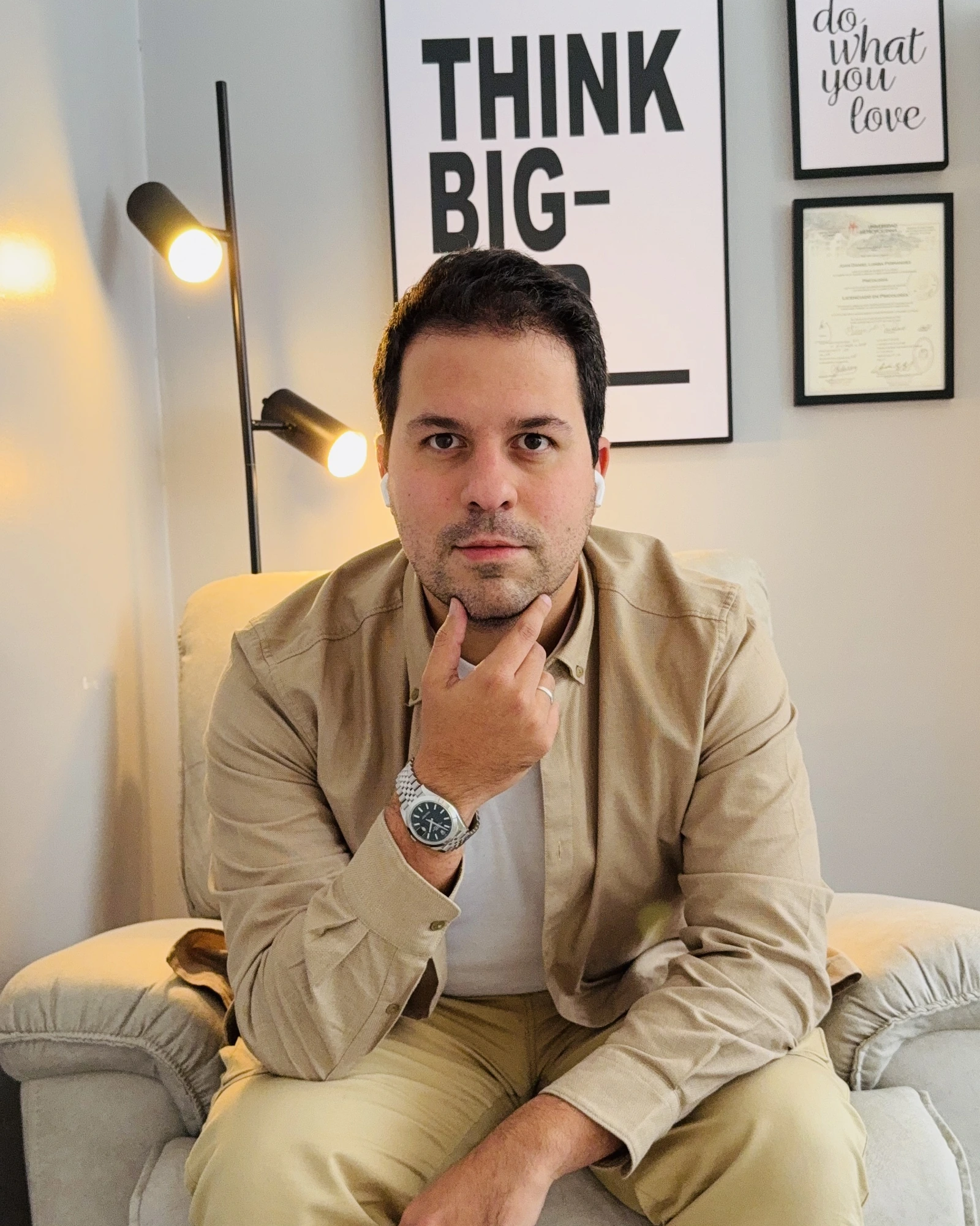 Retrato de Juan Daniel Lomba sentado, mirando a cámara, en su espacio de trabajo