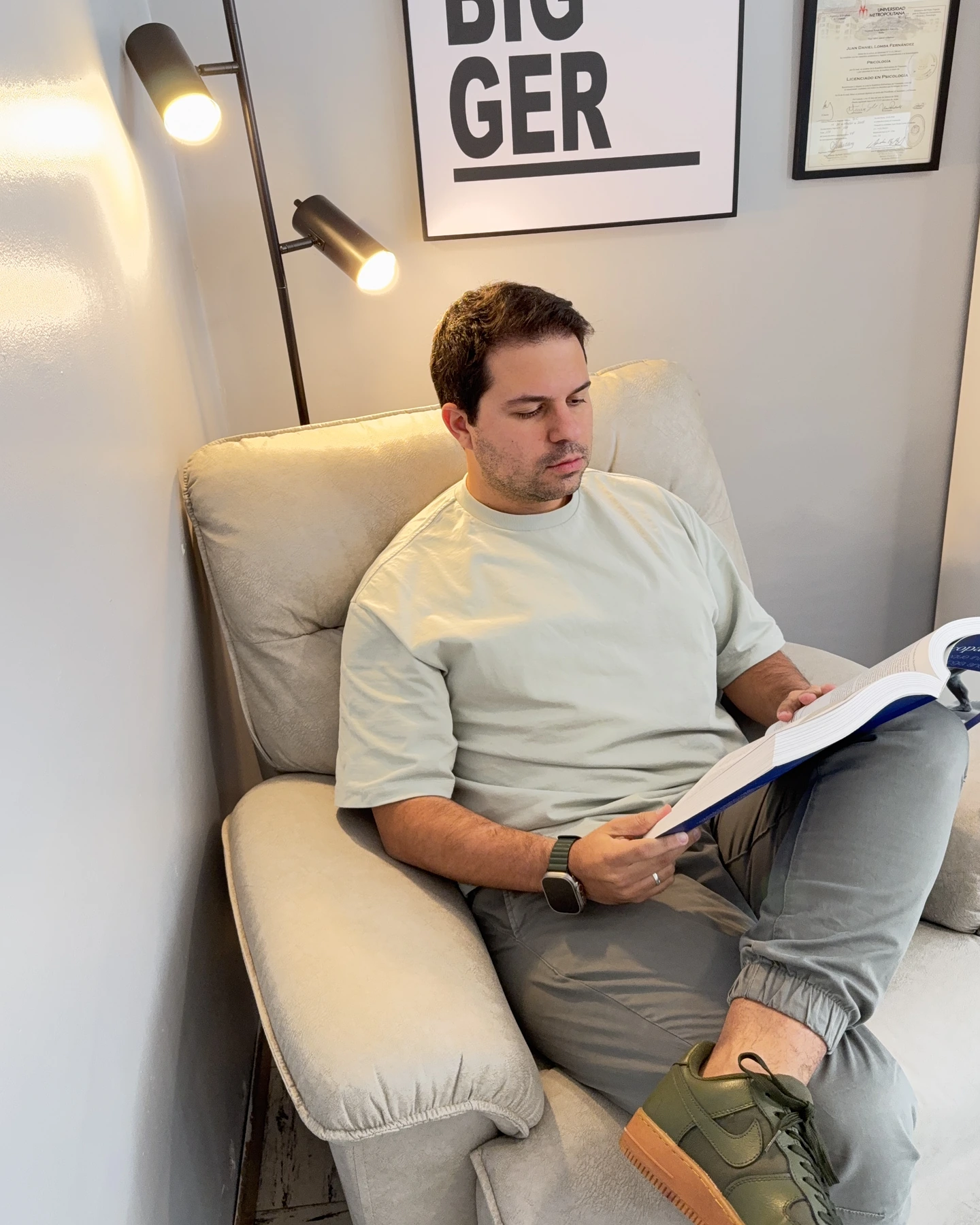 Juan Daniel Lomba leyendo, sentado junto a una ventana