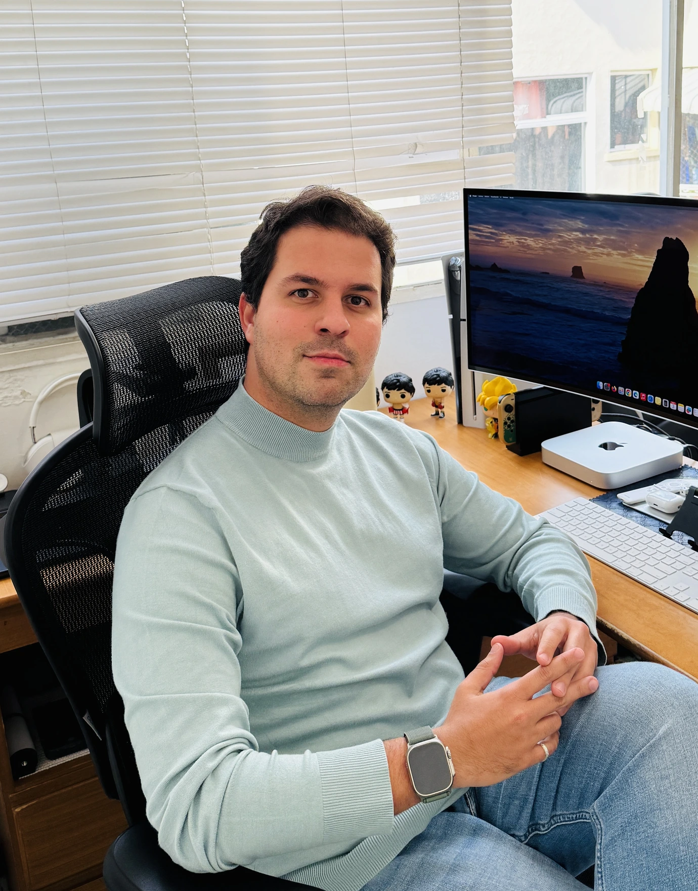 Juan Daniel Lomba trabajando en su escritorio durante una jornada de trabajo